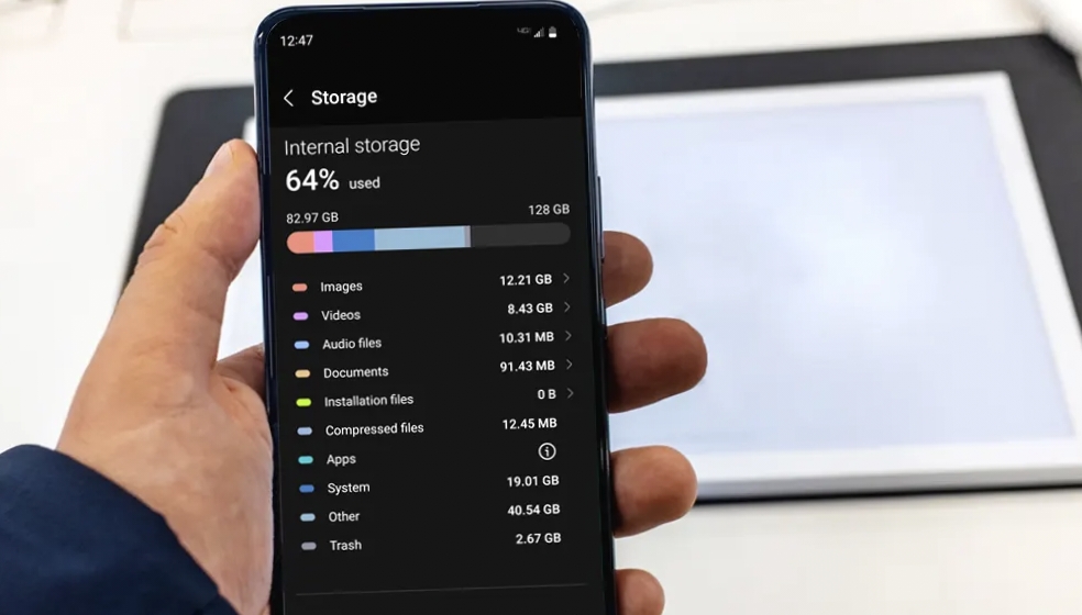 4 easy ways to free up storage space on your iPhone or Android phone 📱