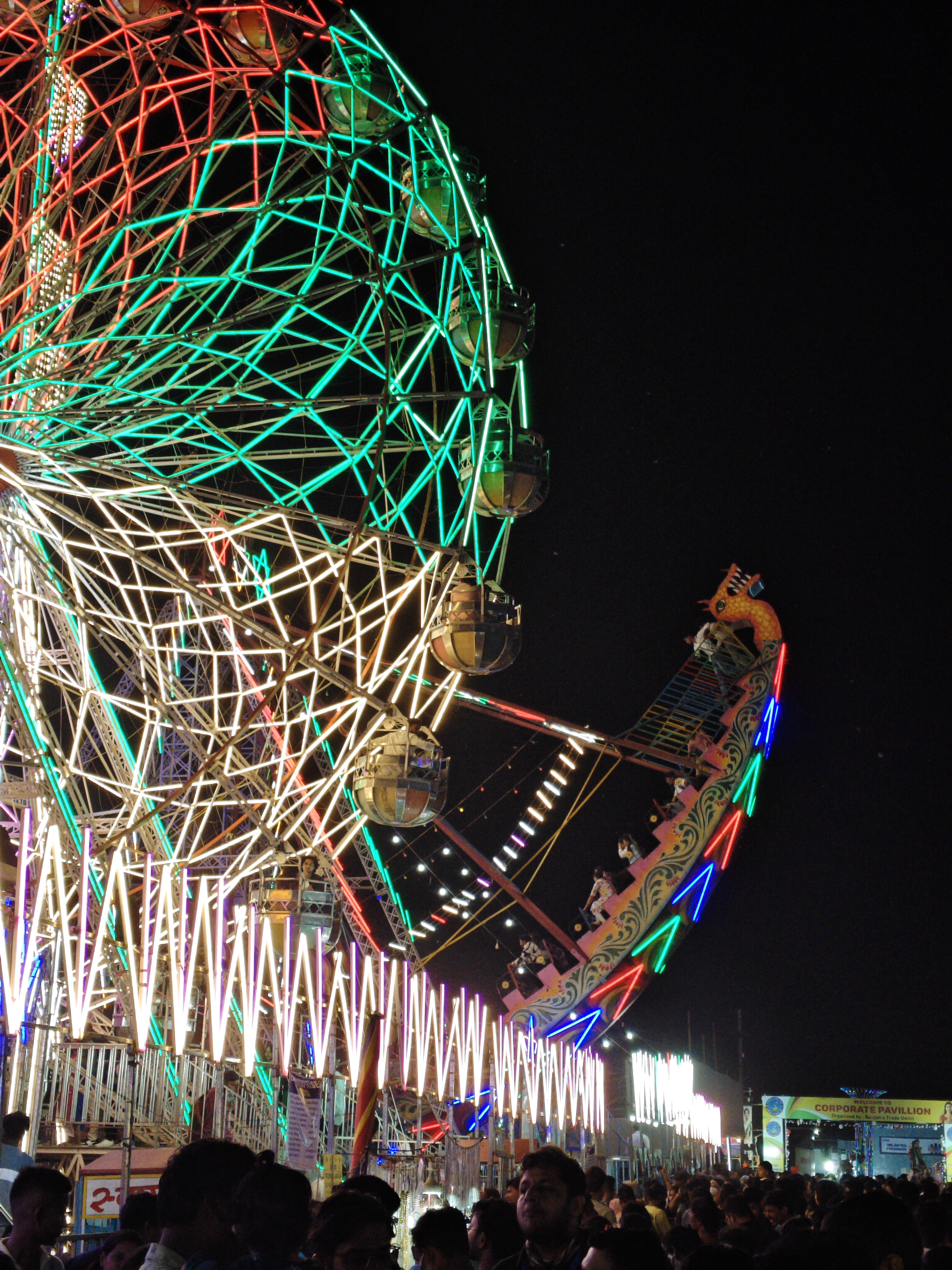 Neon Ride Fly Robin Neon Ride of the fair ground
