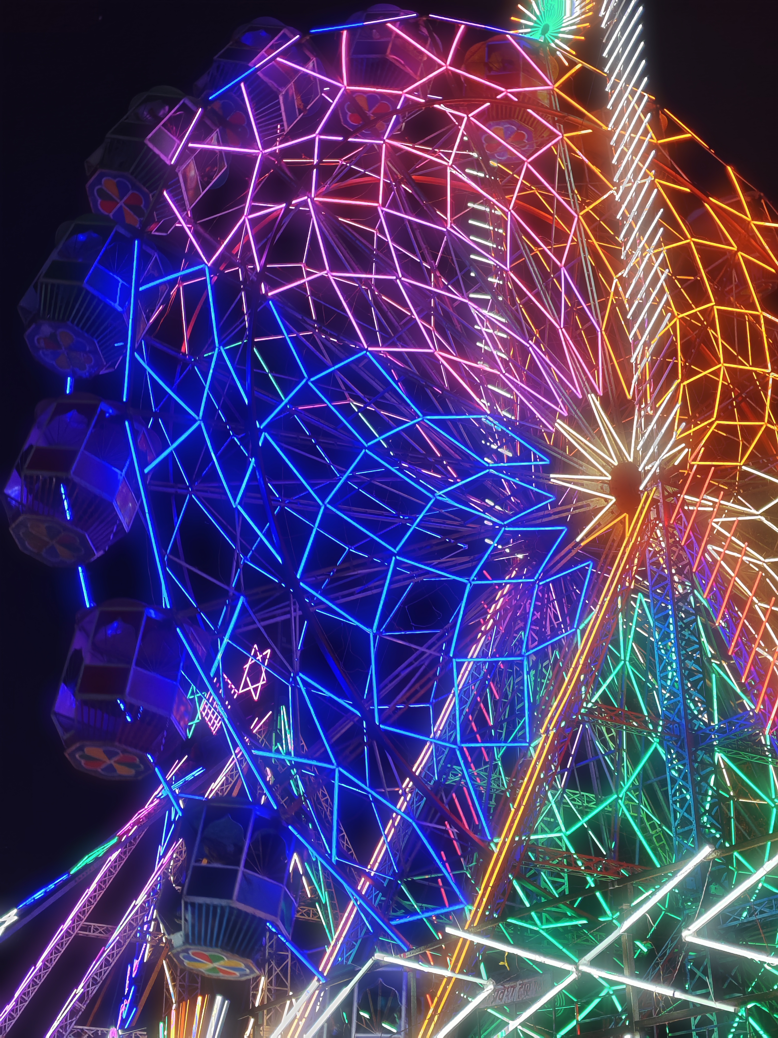 Neon Ride Fly Robin Neon Ride of the fair ground